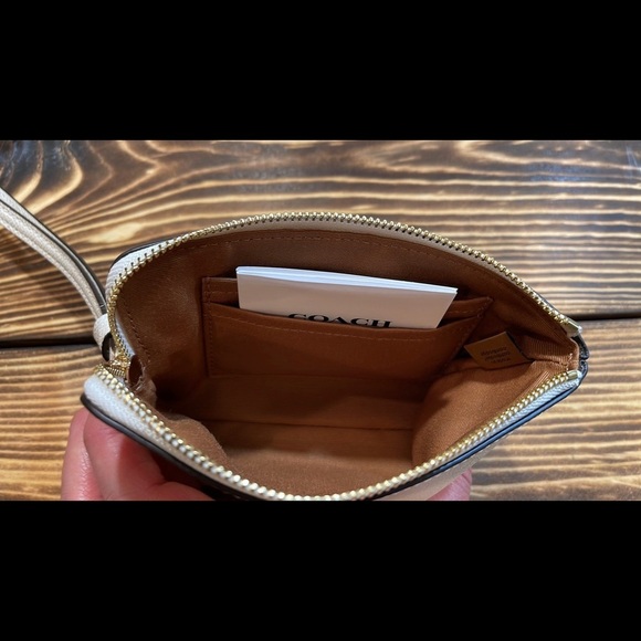 BNWT Coach Corner Zip Wristlet - Picture 4 of 8
